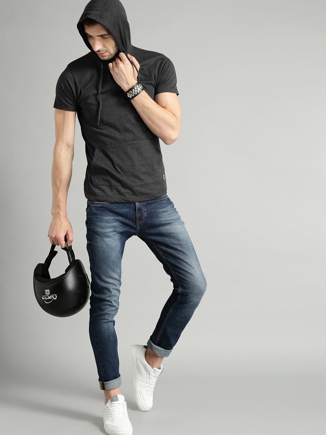 

The Roadster Lifestyle Co Men Charcoal Solid Hood T-shirt