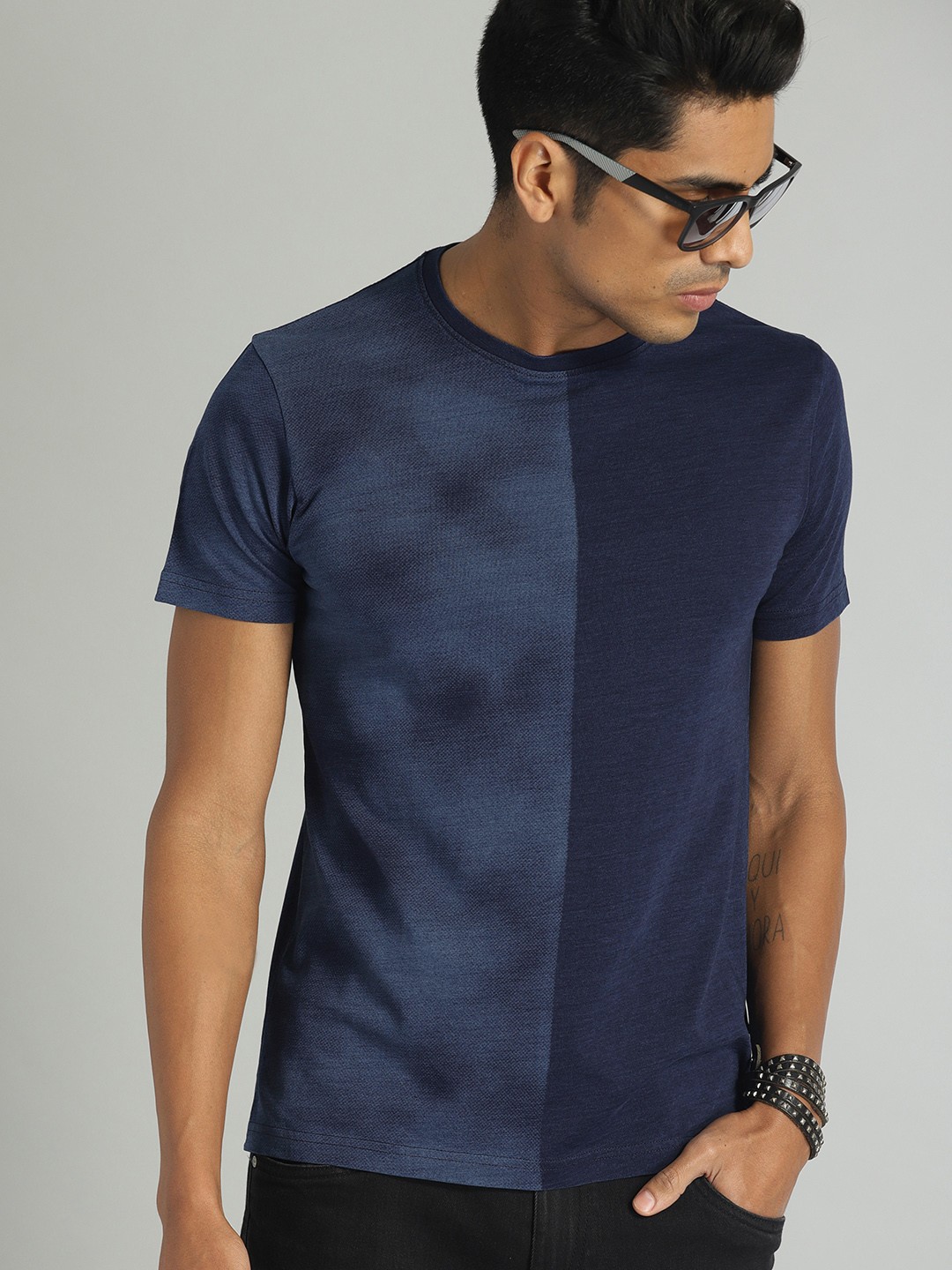 

The Roadster Lifestyle Co Men Navy Dyed Round Neck Pure Cotton T-shirt, Navy blue