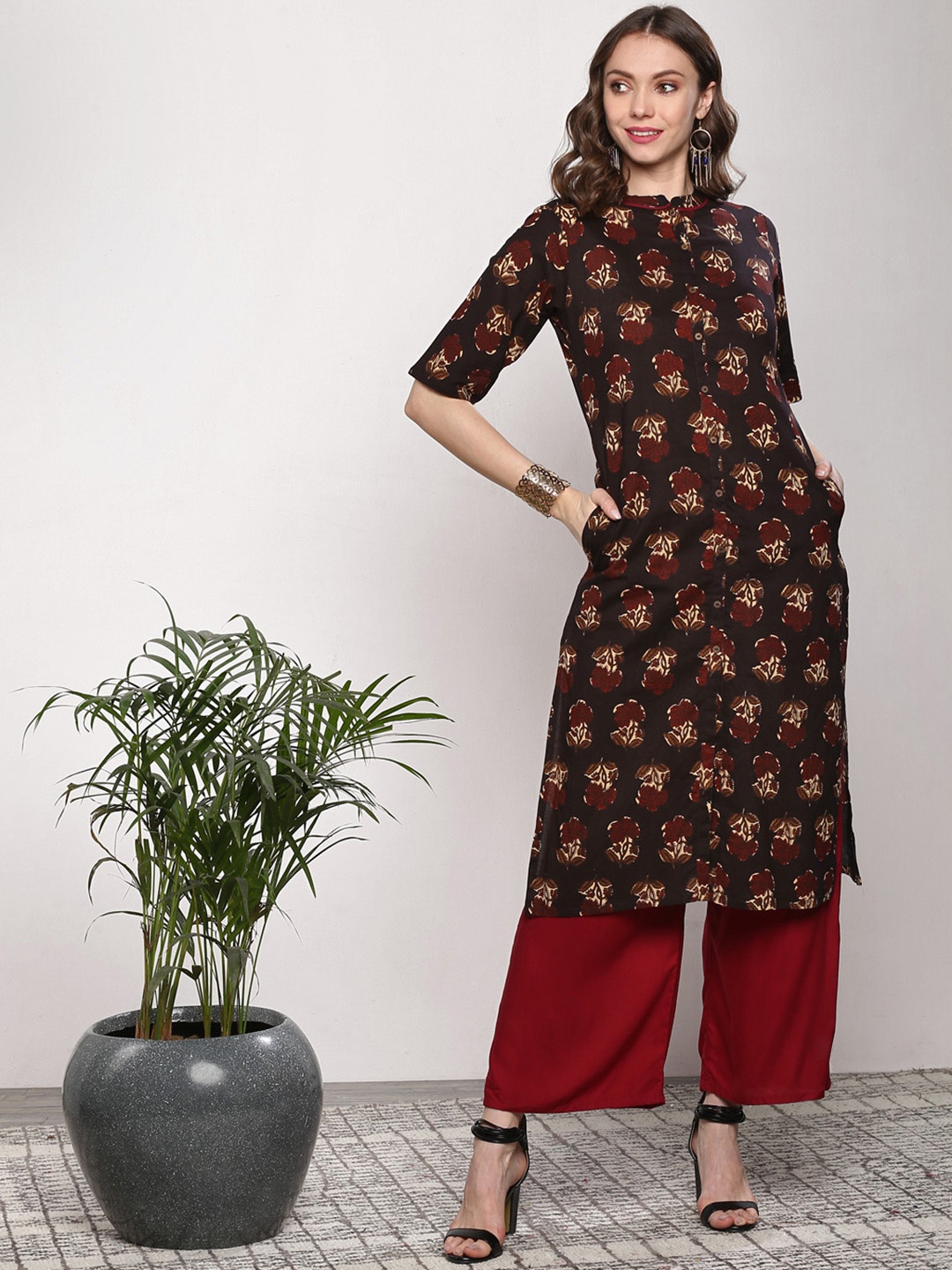 

Sangria Women Black Printed Straight Kurta