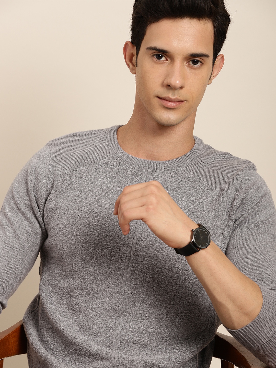 

INVICTUS Men Grey Solid Sweater