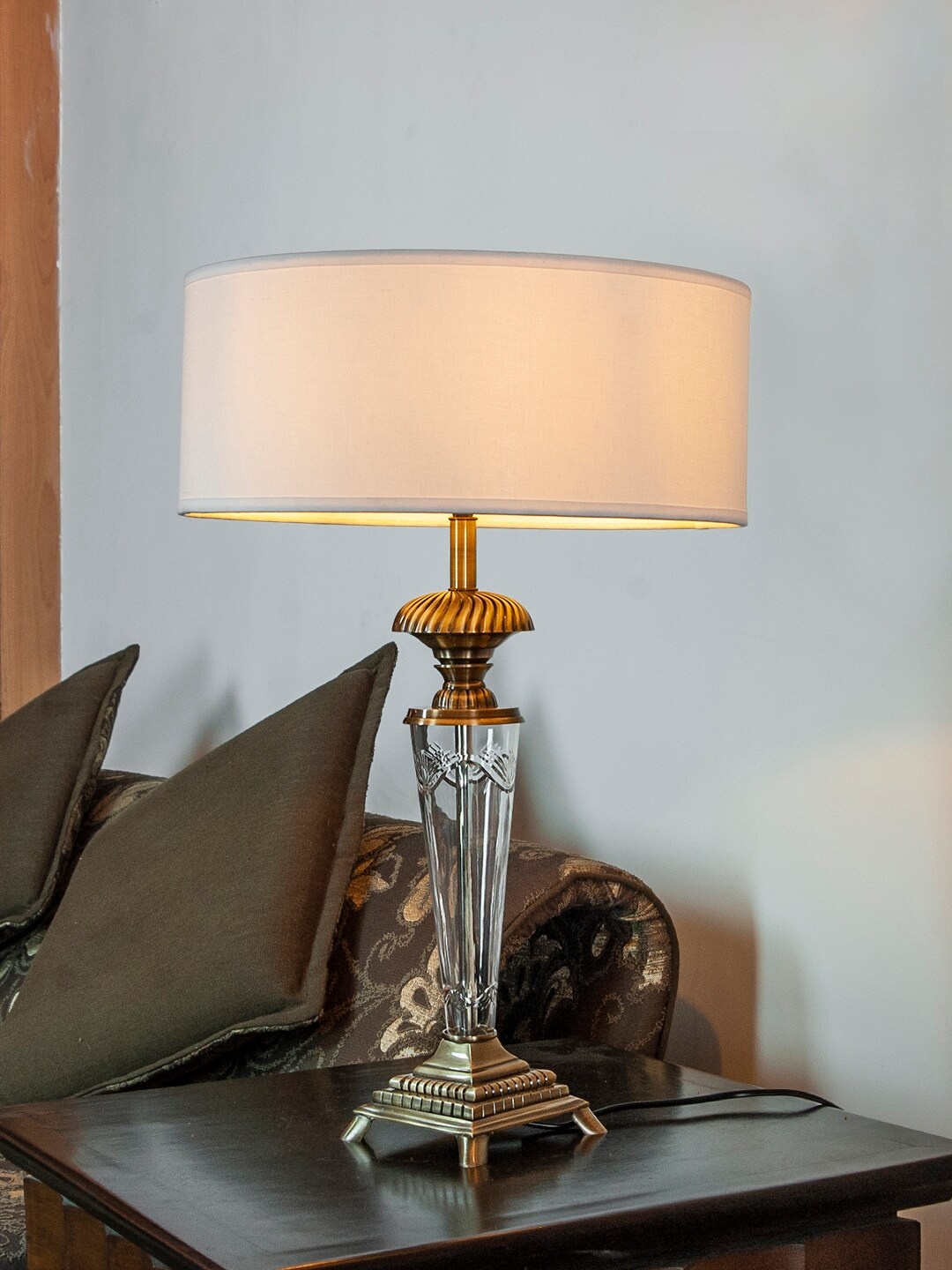 

THE LIGHT STORE Cream-Coloured & Gold-Toned Self Design Buffet Table Lamp with Shade