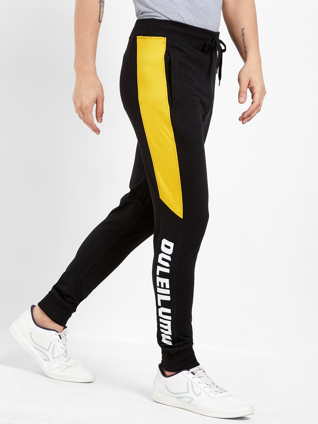 

Maniac Men Black Solid Slim-Fit Joggers