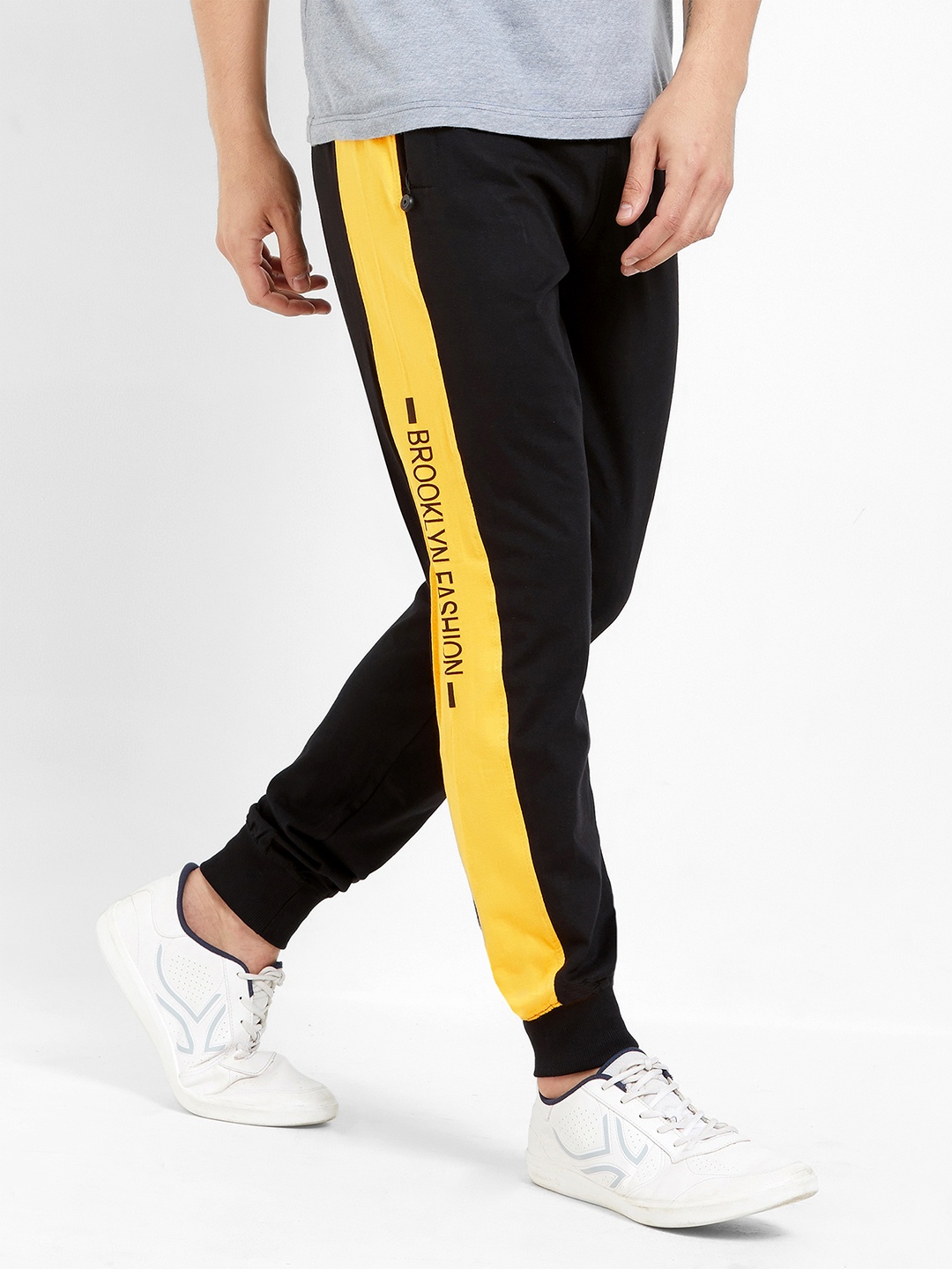 

Maniac Men Black Solid Slim-Fit Joggers