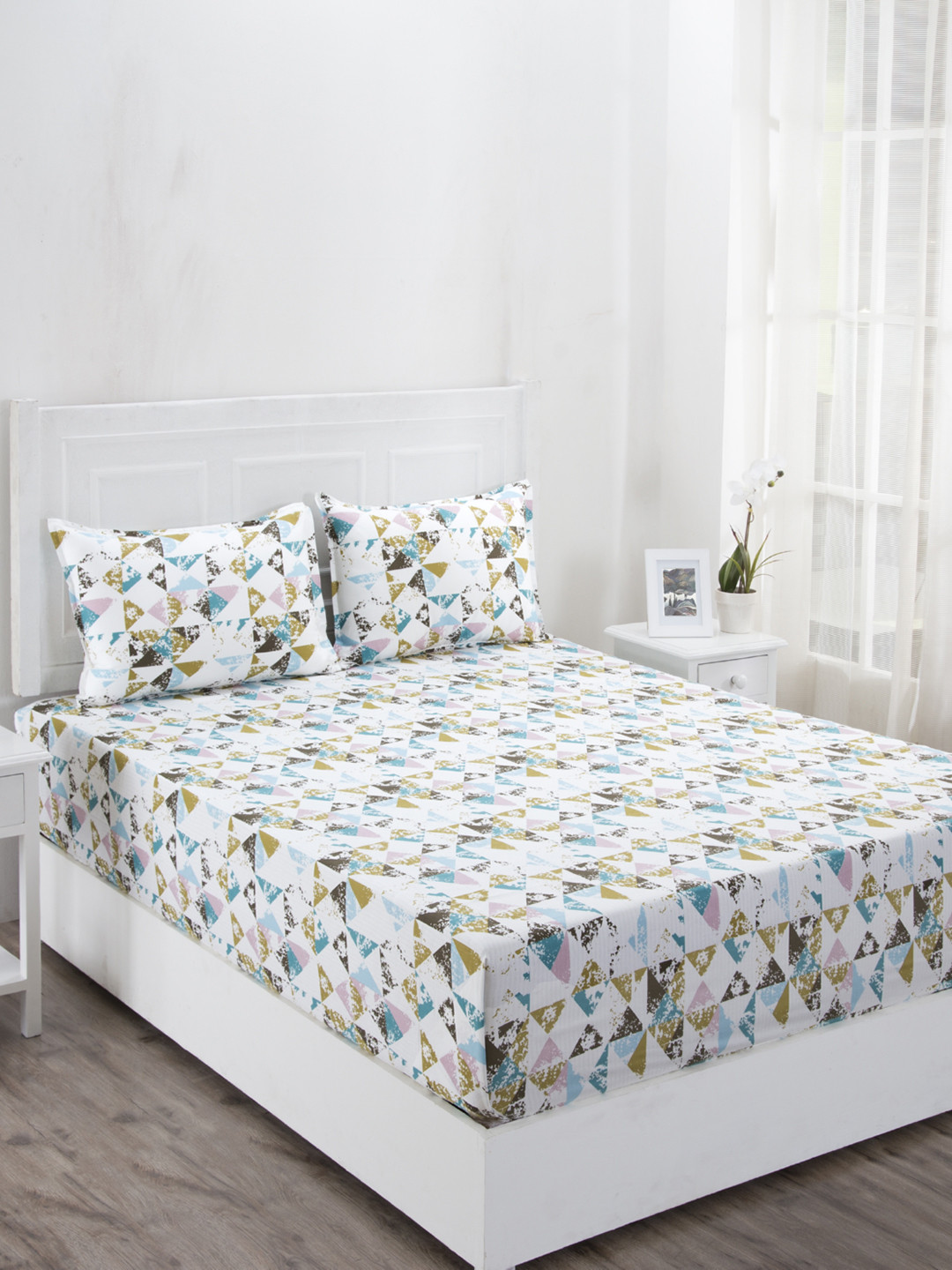 

In-House by maspar Multicoloured Geometric 210 TC Cotton 1 Queen Bedsheet with 2 Pillow Covers, Multi