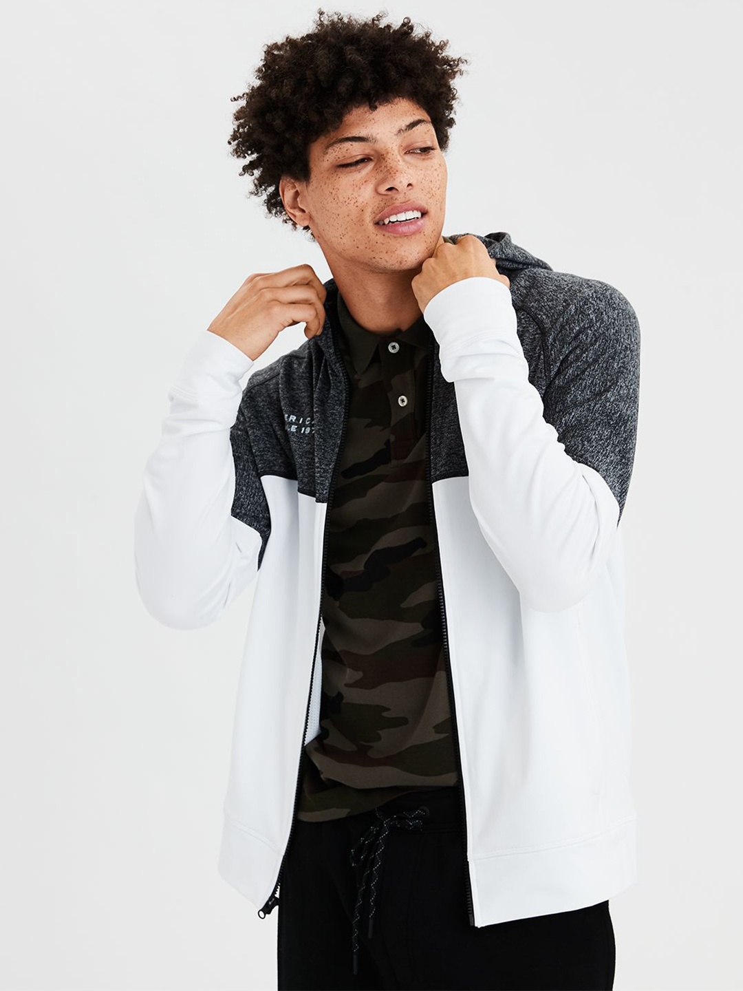 

AMERICAN EAGLE OUTFITTERS Men White & Grey Melange Colourblocked Hooded Sweatshirt