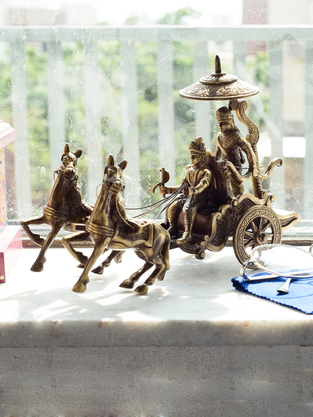 

eCraftIndia Brown Krishna Arjuna Rath Showpiece