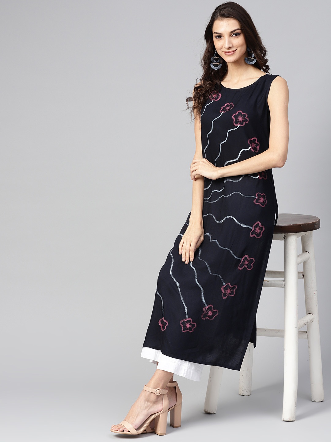 

Meeranshi Women Navy Blue & Grey Printed Straight Kurta