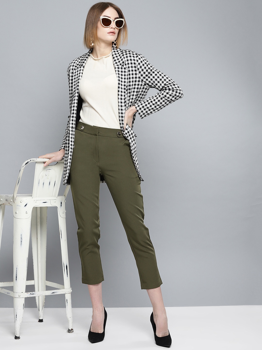 

Harpa Women Olive Green Smart Regular Fit Solid Cropped Trousers