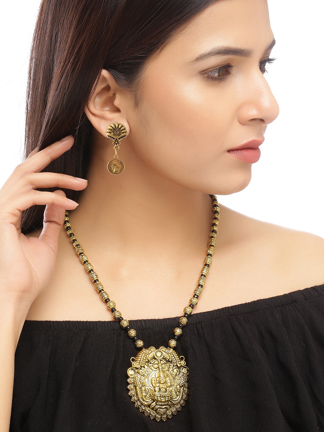 

Silvermerc Designs Women Gold-Plated & Black Jewellery Set