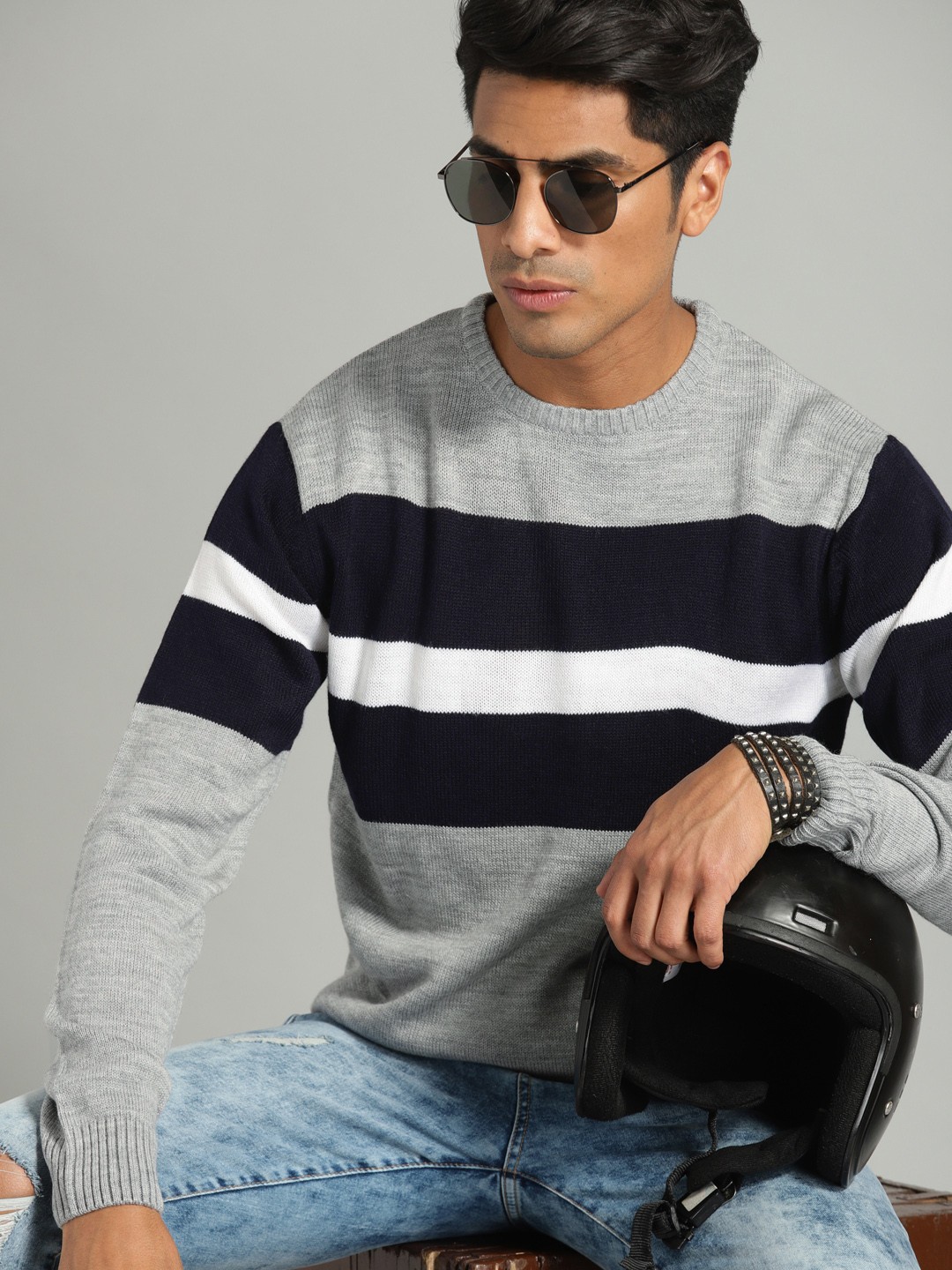 

The Roadster Lifestyle Co Men Grey & Navy Blue Colourblocked Sweater