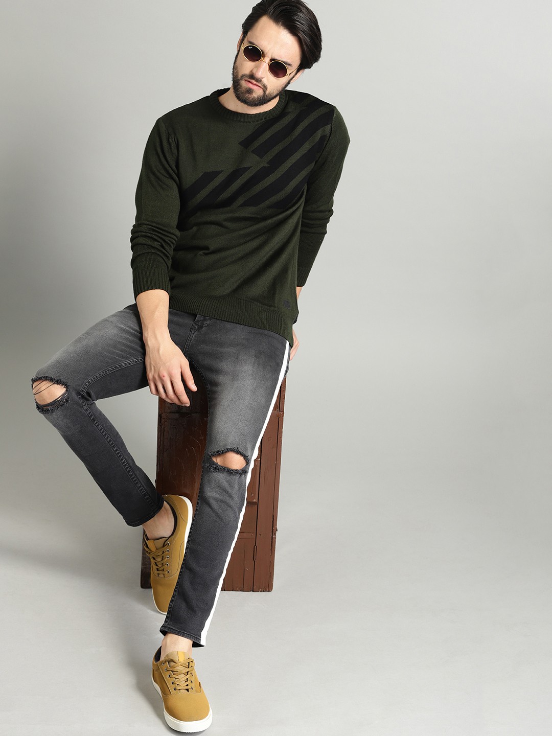 

The Roadster Lifestyle Co Men Green & Black Striped Sweater