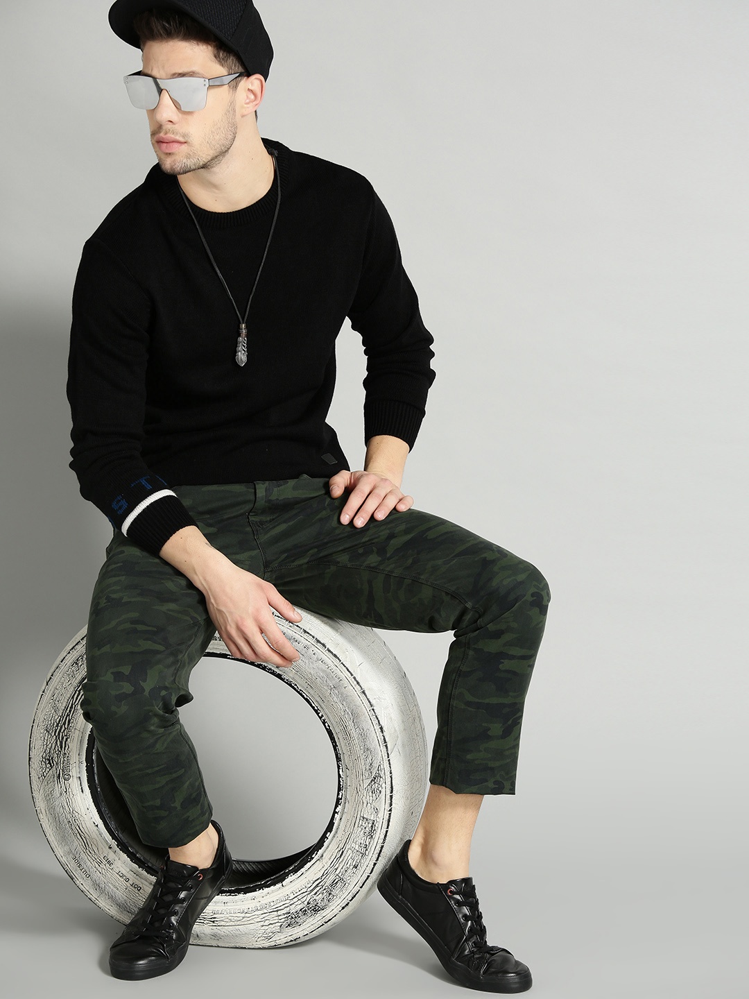

The Roadster Lifestyle Co Men Black Solid Sweater