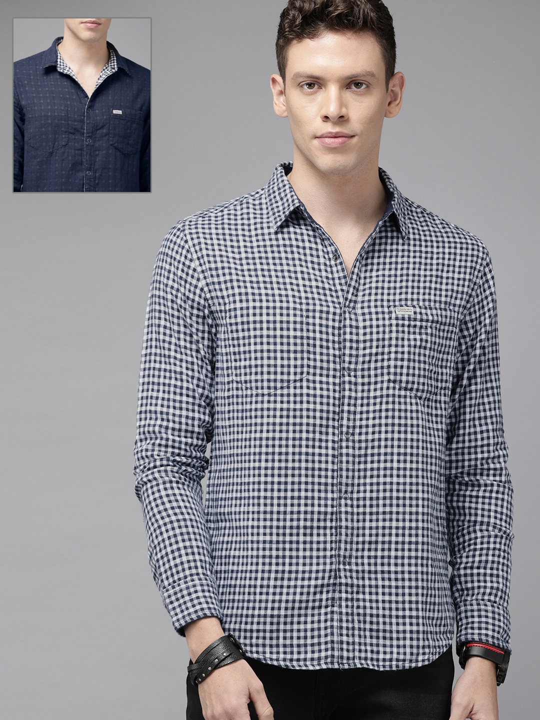 

The Roadster Lifestyle Co Men Navy Blue & White Regular Fit Checked Casual Shirt