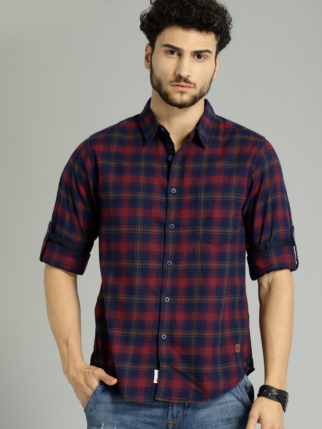 

The Roadster Lifestyle Co Men Maroon & Navy Blue Regular Fit Checked Casual Shirt