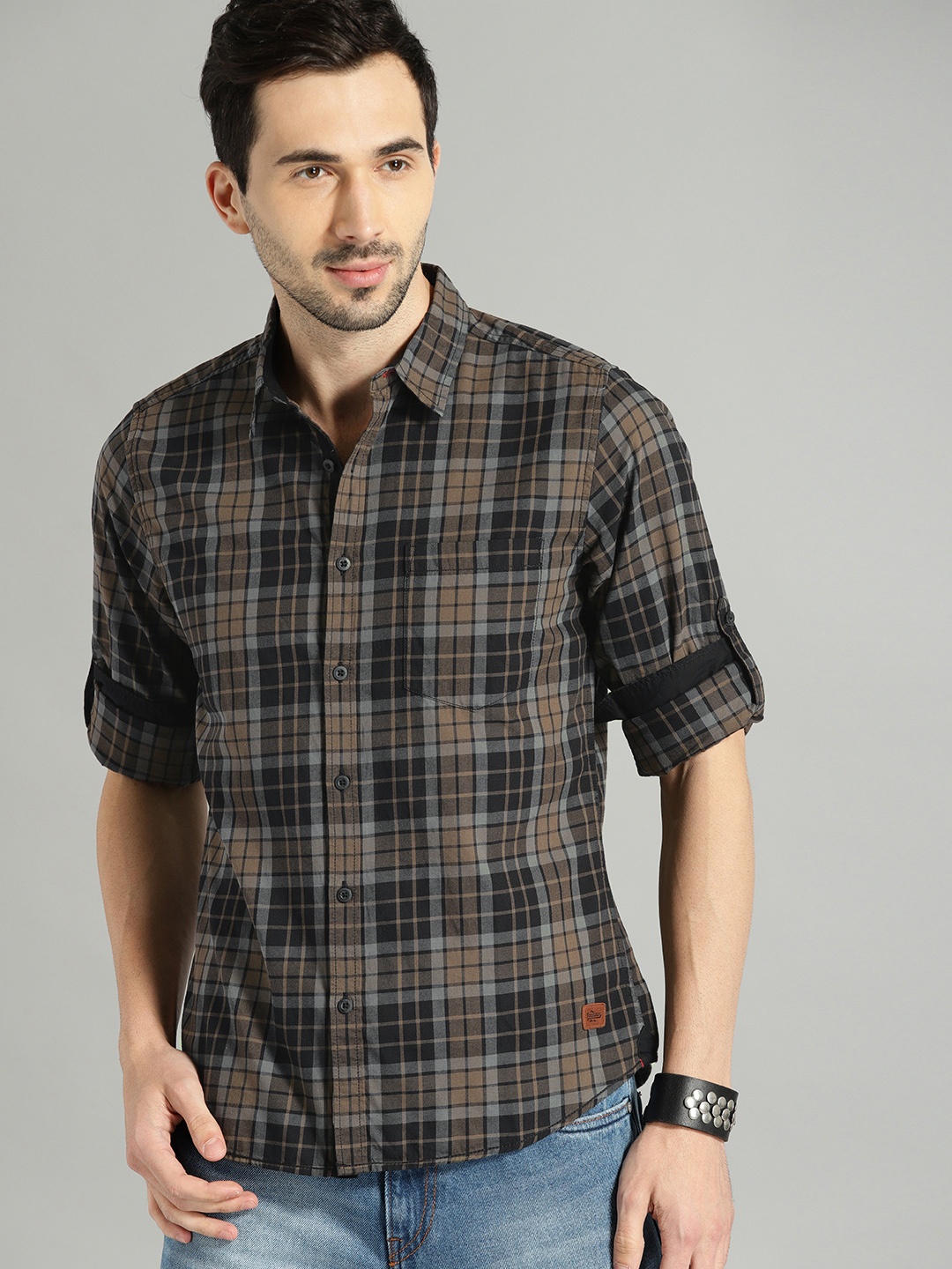 

The Roadster Lifestyle Co Men Olive Green & Black Regular Fit Checked Casual Shirt