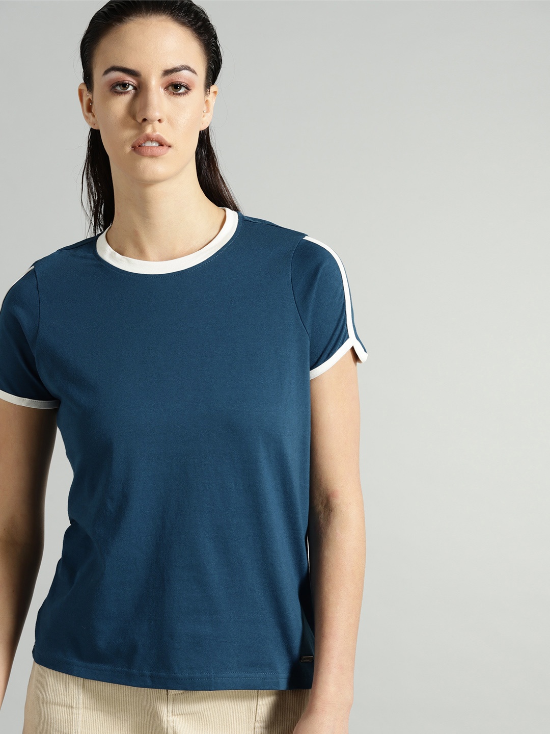 

The Roadster Lifestyle Co Women Teal Blue Solid Round Neck T-shirt