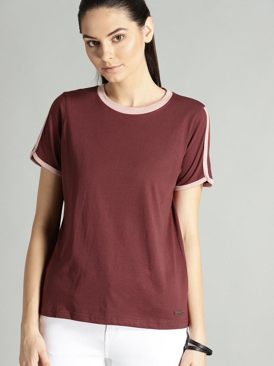 

The Roadster Lifestyle Co Women Maroon Solid Round Neck T-shirt