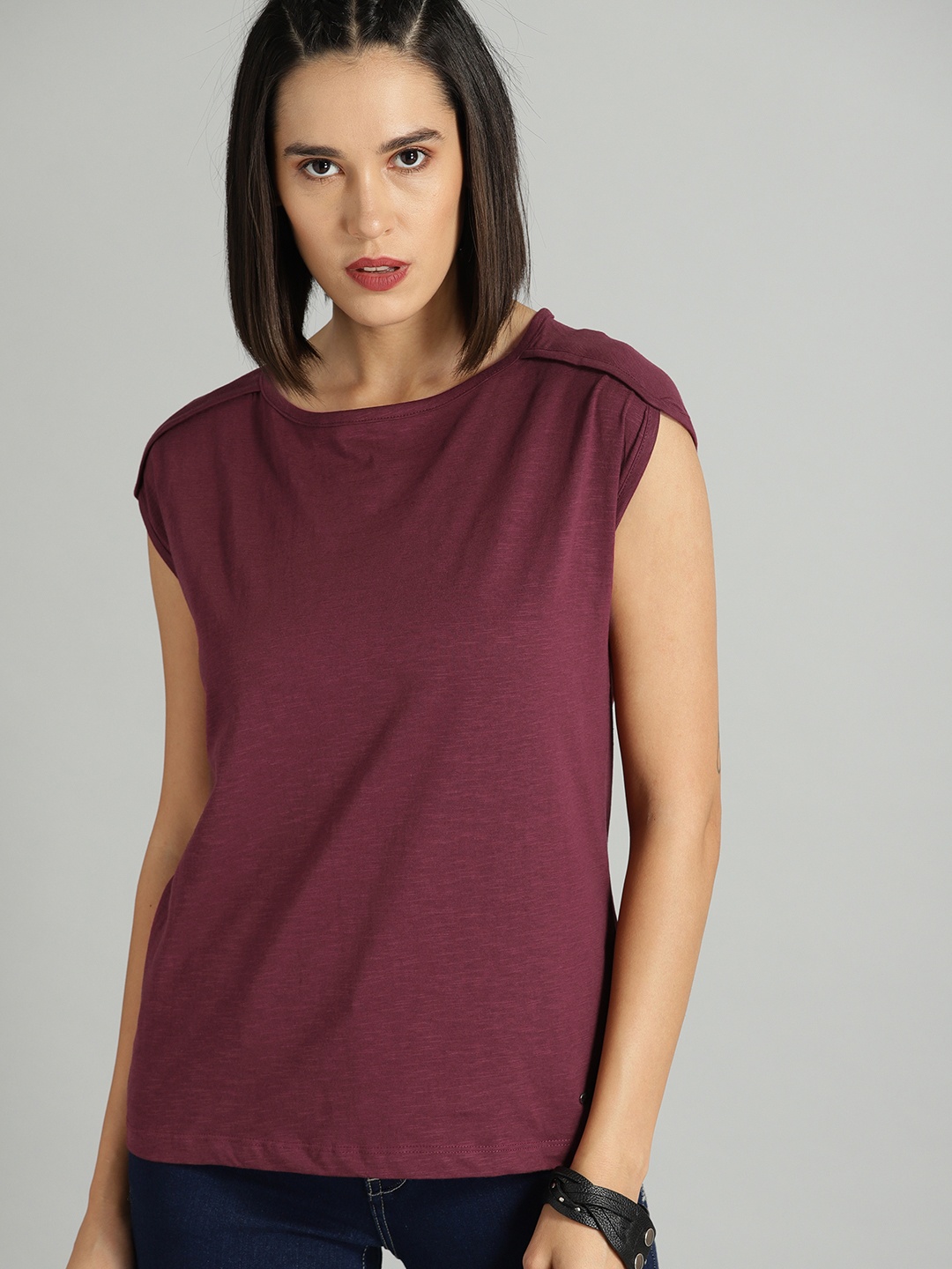 

The Roadster Lifestyle Co Women Burgundy Solid Round Neck Pure Cotton T-shirt