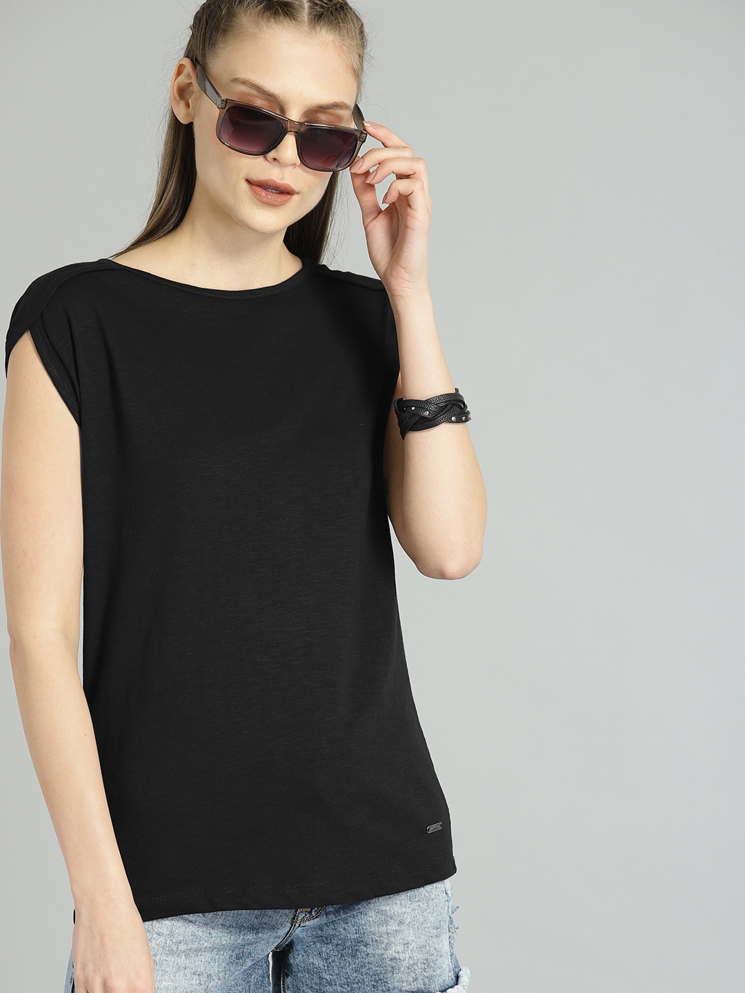 

The Roadster Lifestyle Co Women Black Solid Round Neck Pure Cotton T-shirt