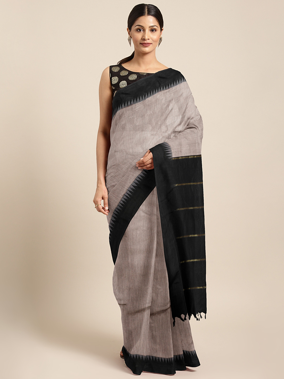 

aamna Grey & Black Silk Cotton Solid Saree