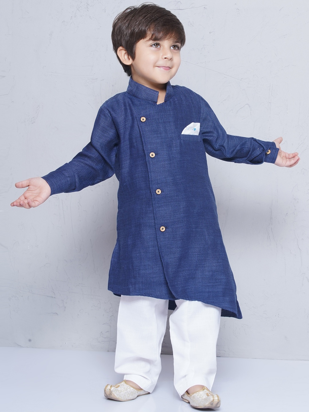 

Aj DEZInES Boys Navy Blue & White Solid Kurta with Pyjamas