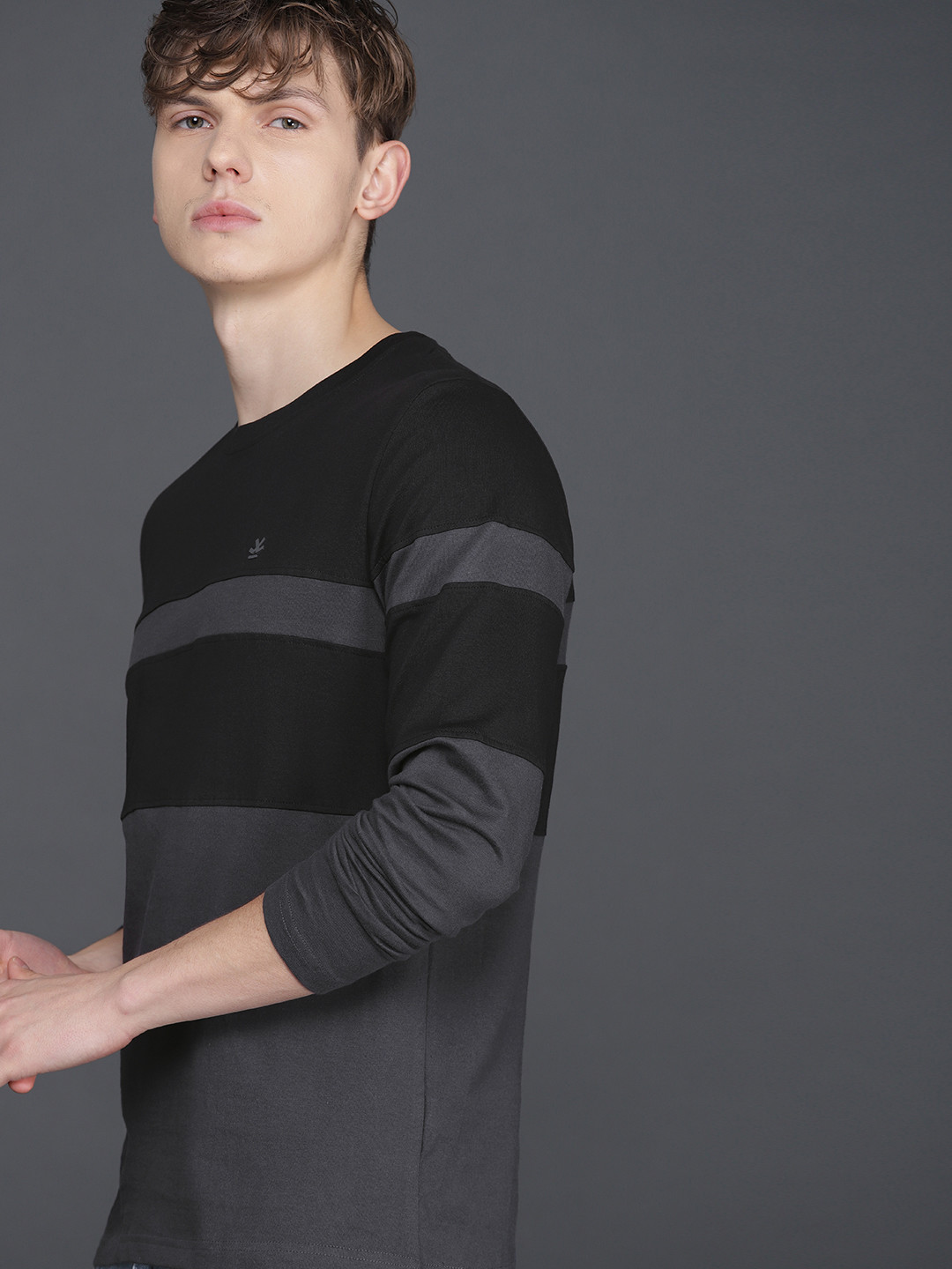 

WROGN Men Black Colourblocked Round Neck T-shirt