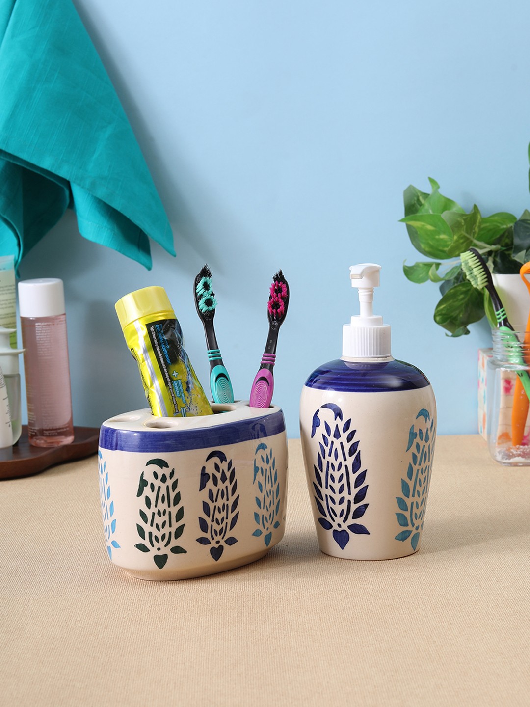

VarEesha Off-White & Blue Ceramic Bath Accessories
