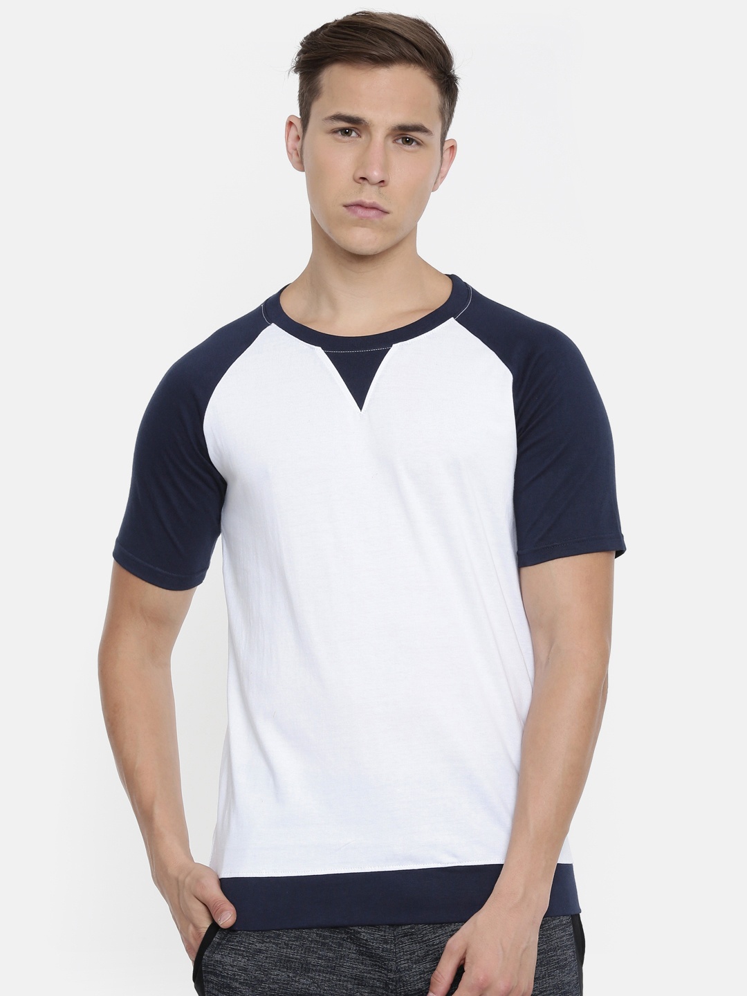 

ARISE Men White Solid Round Neck Pure Cotton T-shirt