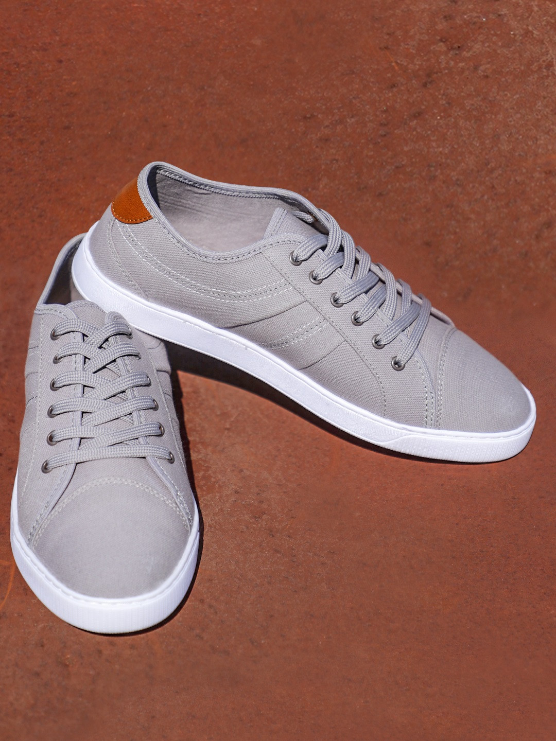 

LOCOMOTIVE Men Grey Sneakers