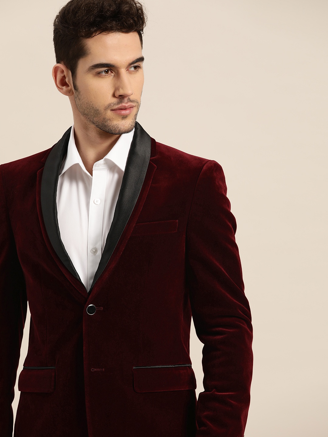 

INVICTUS Men Maroon Solid Slim Fit Velvet Finish Single-Breasted Partywear Blazer