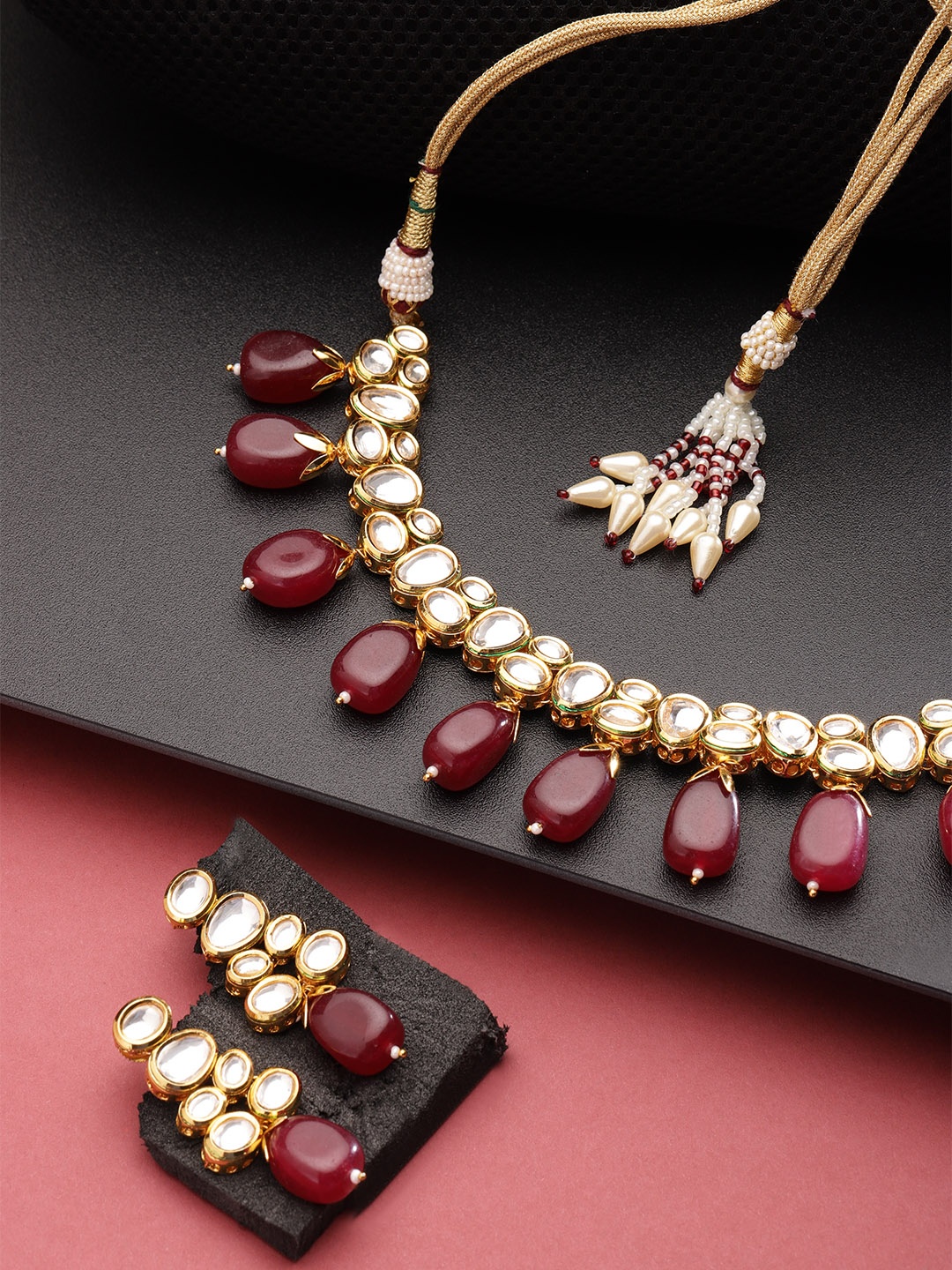 

FIROZA Women Maroon Gold-Plated Kundan Studded Beaded Vilandi Jewellery Set