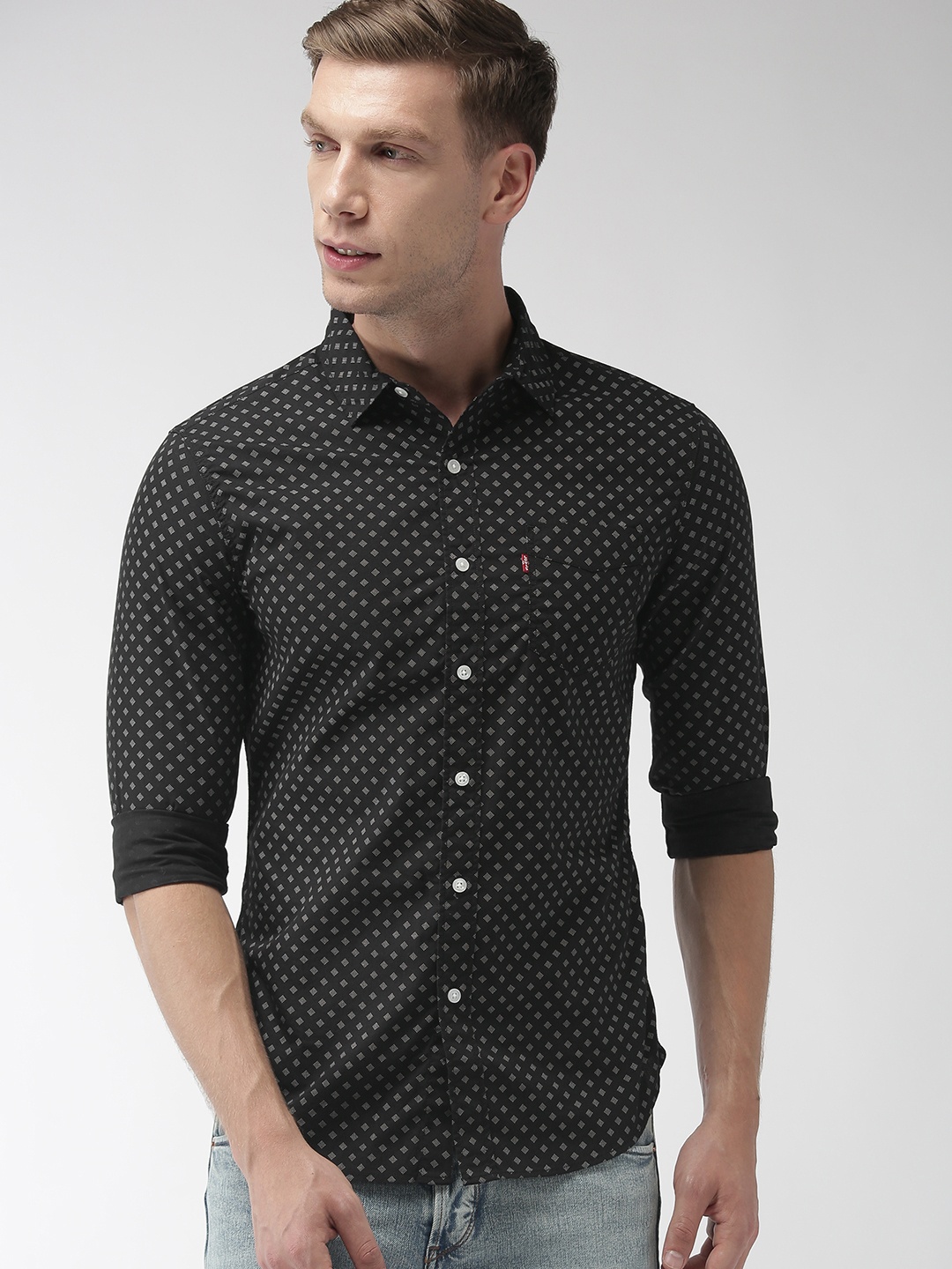 

Levis Men Black & White Slim Fit Sunset Printed Casual Shirt