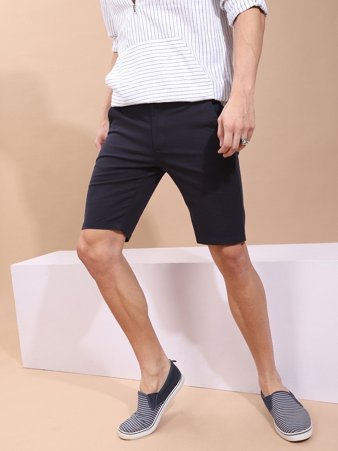

The Indian Garage Co Men Navy Blue Solid Slim Fit Chino Shorts