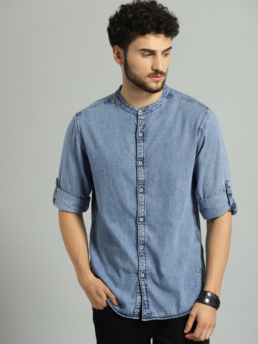 

The Roadster Lifestyle Co Men Blue Casual Chambray Shirt