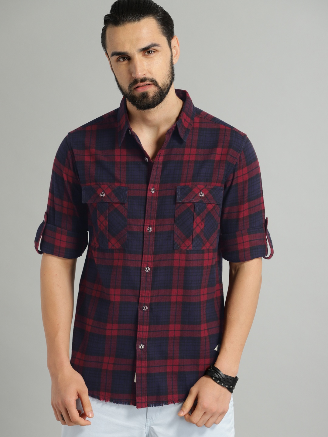 

The Roadster Lifestyle Co Men Maroon & Navy Blue Regular Fit Checked Casual Shirt