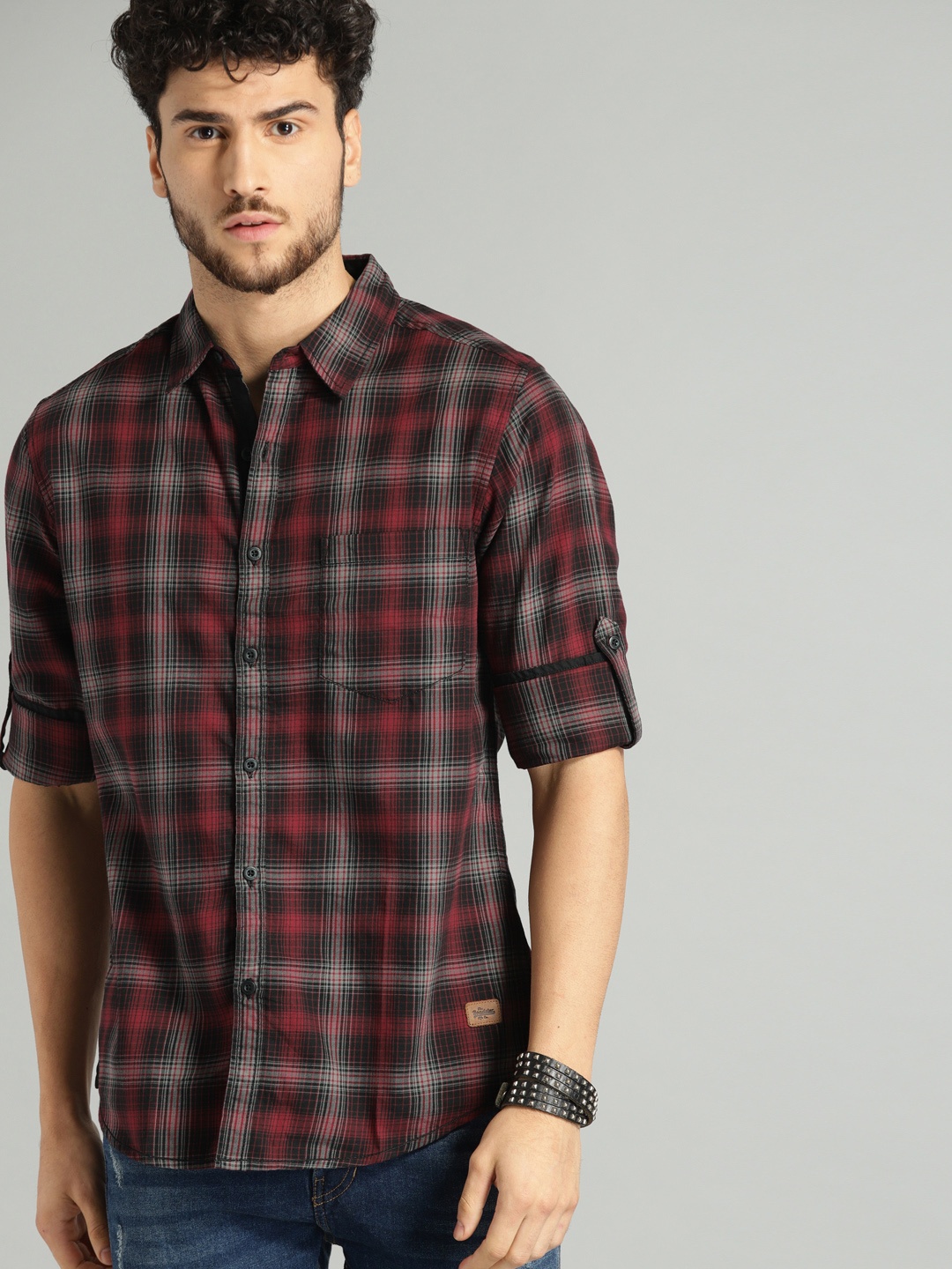 

The Roadster Lifestyle Co Men Maroon & Black Regular Fit Checked Casual Shirt