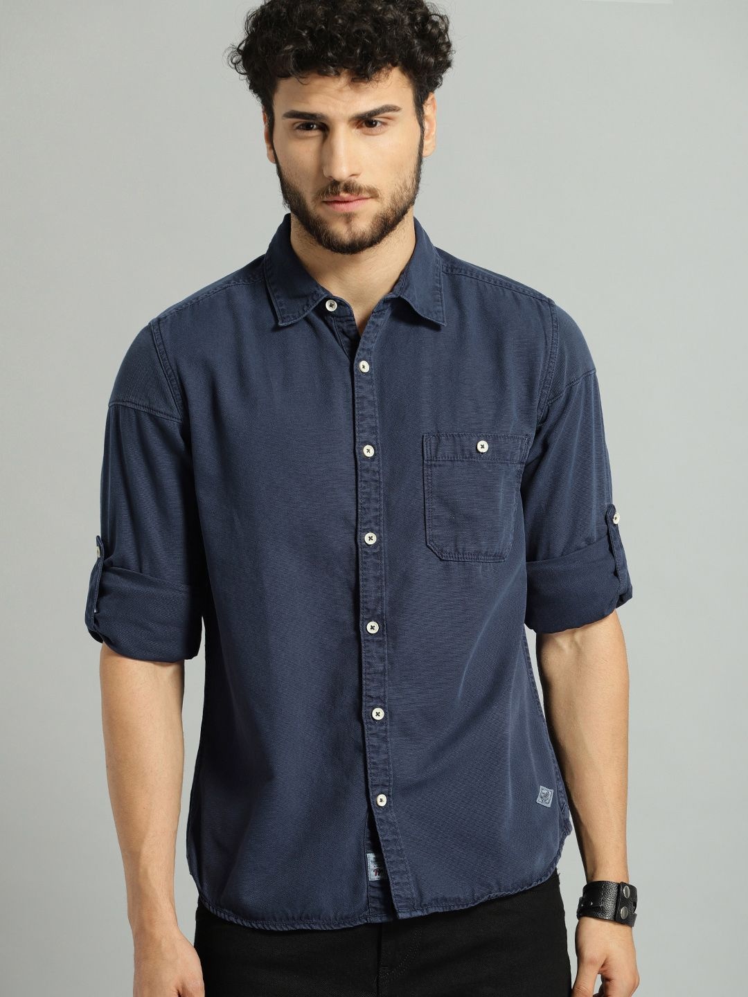 

The Roadster Lifestyle Co Men Blue Regular Fit Solid Casual Denim Shirt