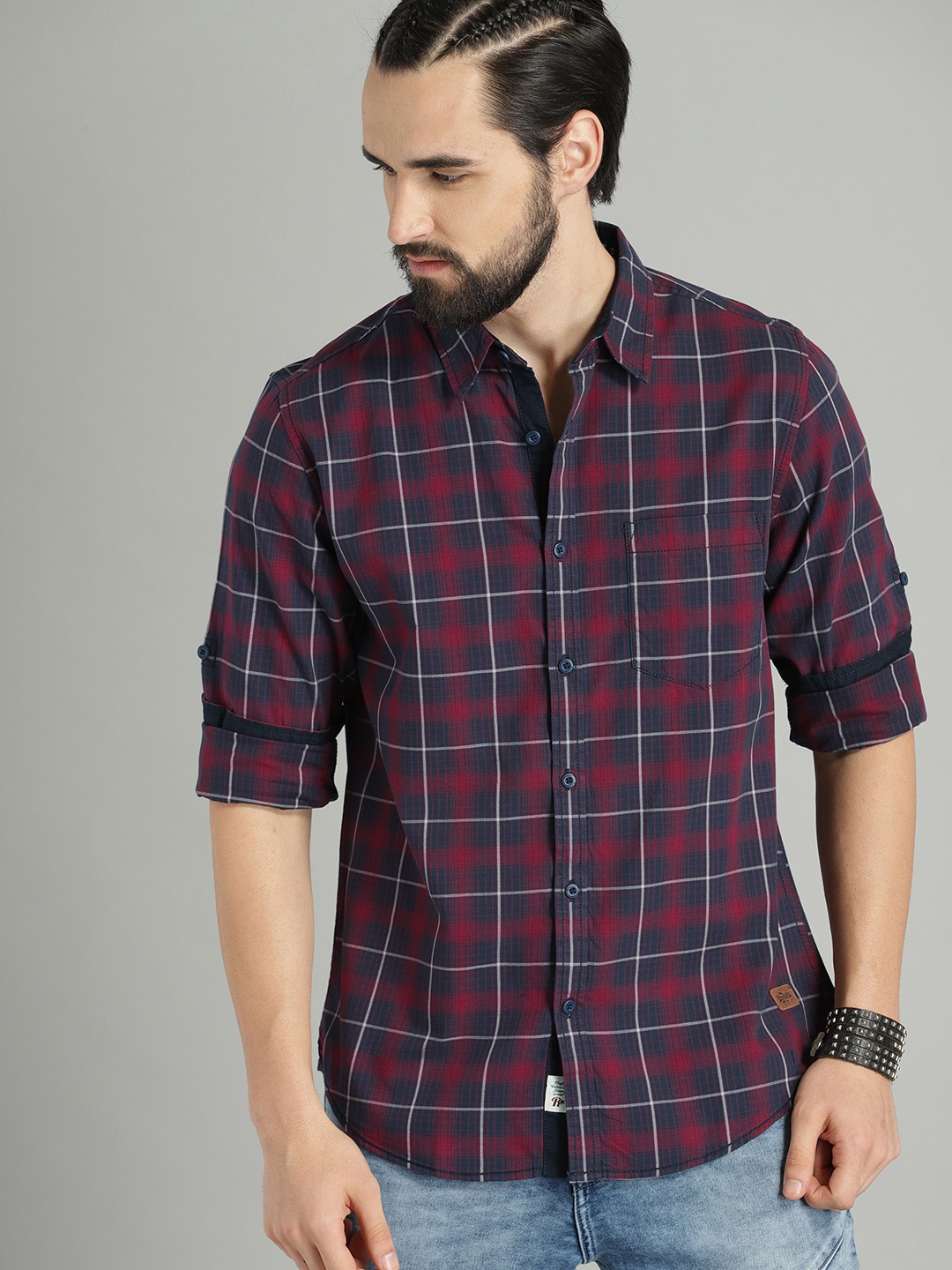 

The Roadster Lifestyle Co Men Maroon & Navy Blue Regular Fit Checked Casual Shirt