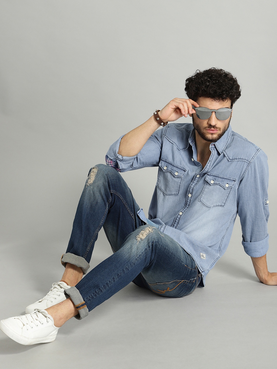 

The Roadster Lifestyle Co Men Blue Chambray Casual Shirt