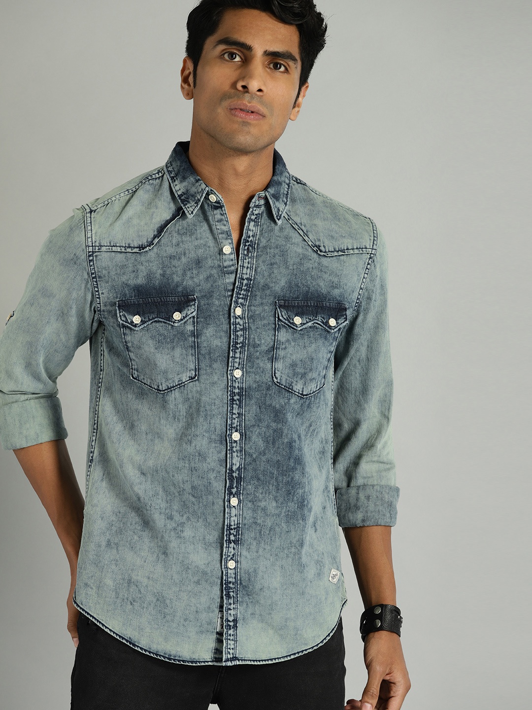 

The Roadster Lifestyle Co Men Blue Regular Fit Faded Casual Shirt