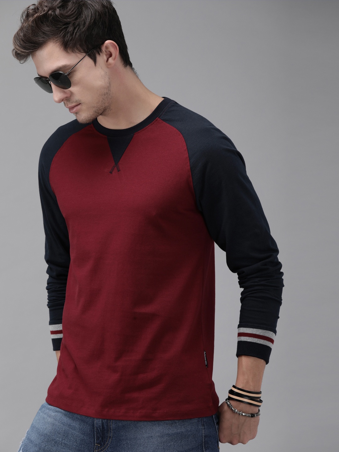 

The Roadster Lifestyle Co Men Maroon Solid Round Neck T-shirt