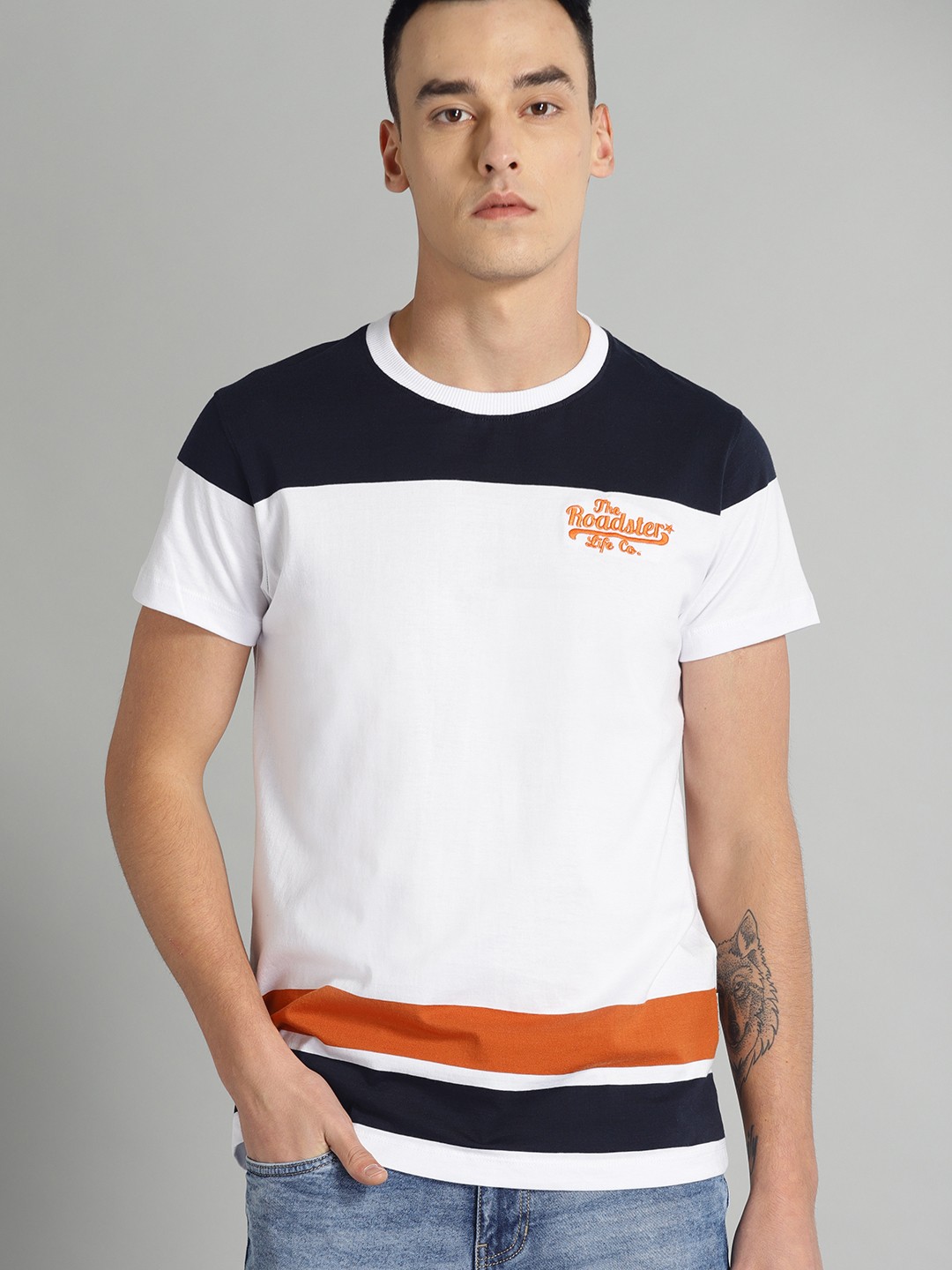 

The Roadster Lifestyle Co Men Off-White Colourblocked Round Neck T-shirt