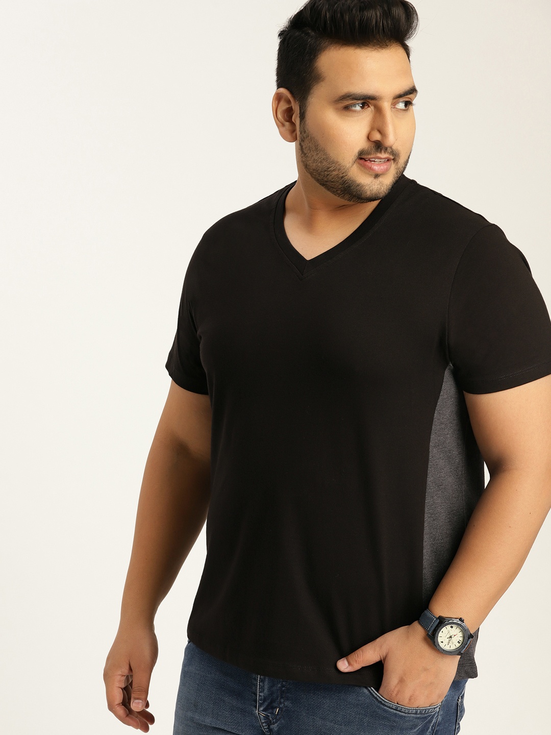 

Sztori Plus Size Men Black Solid V-Neck T-shirt