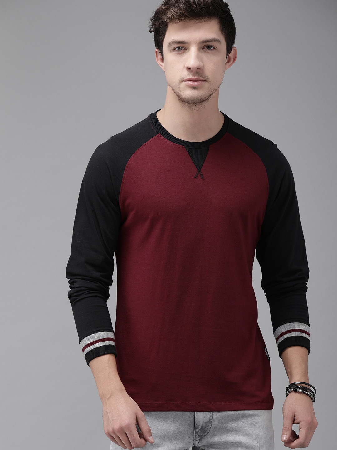 

The Roadster Lifestyle Co Men Maroon Solid Round Neck T-shirt