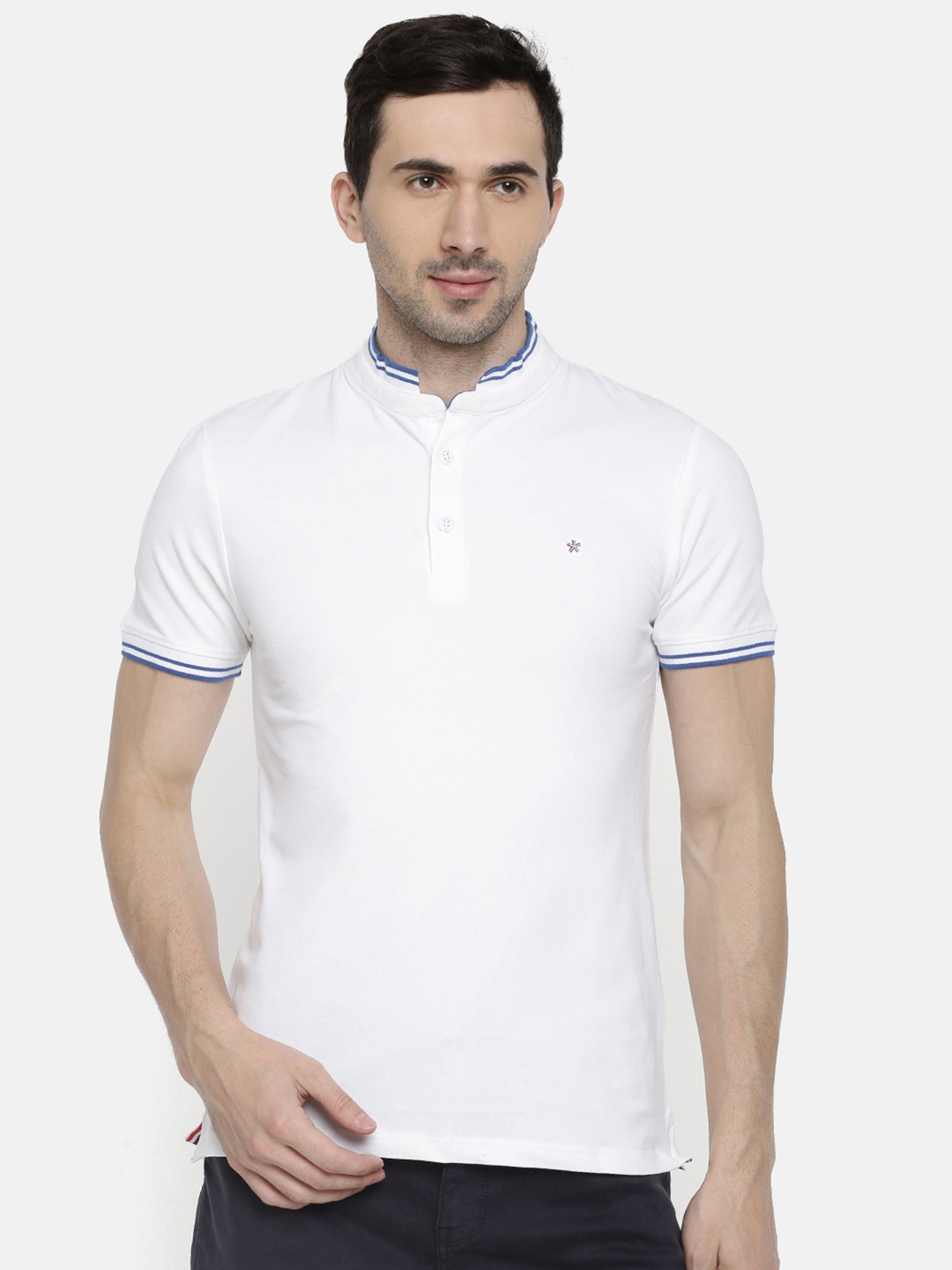 

Celio Men White Solid Henley Neck T-shirt