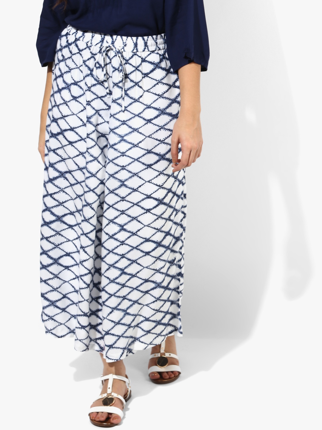 

RANGMANCH BY PANTALOONS Women White & Navy Blue Shibori Dyed Liva Cropped Palazzos
