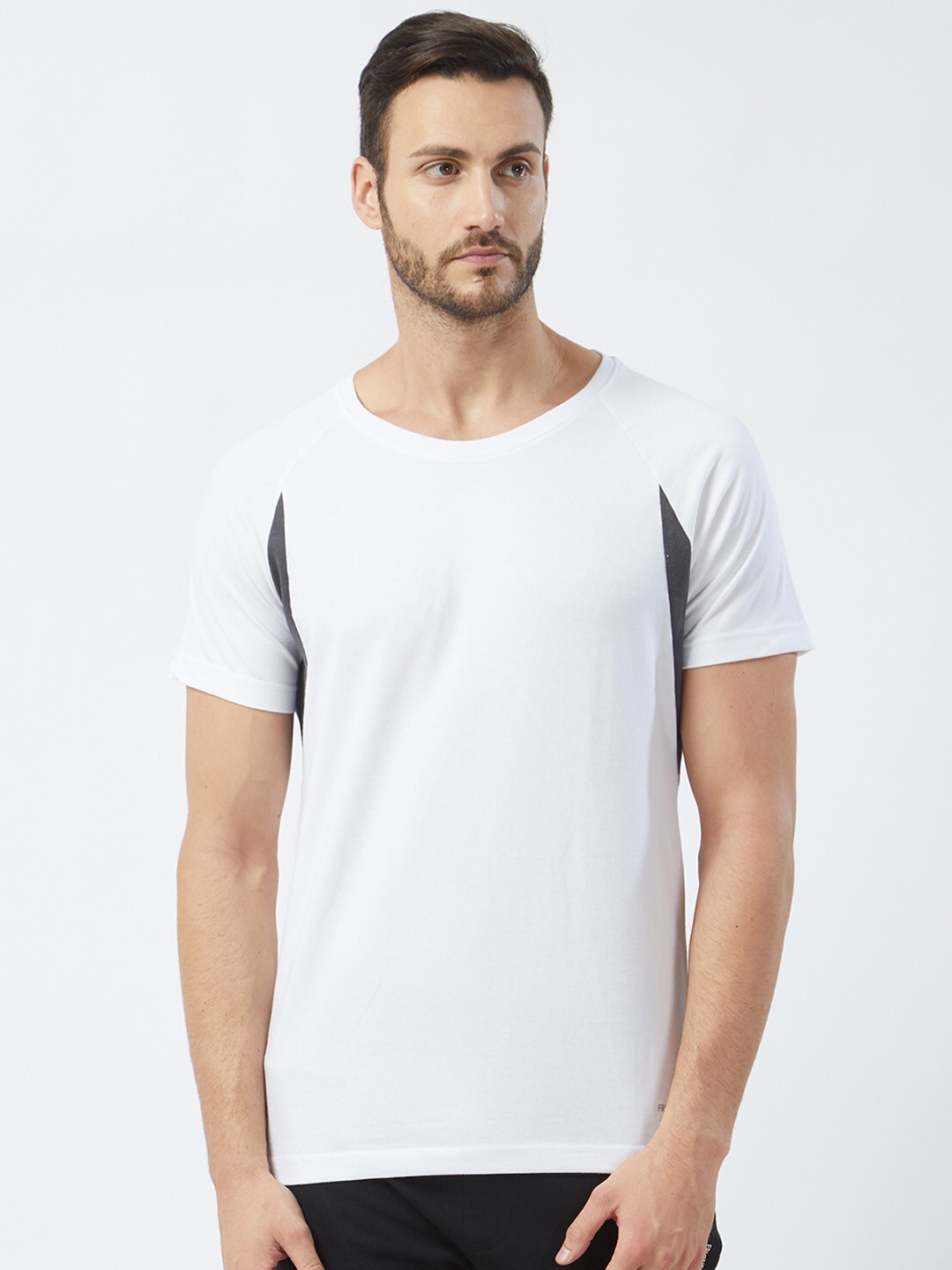 

Fruit of the loom Men White Solid Round Neck T-shirt