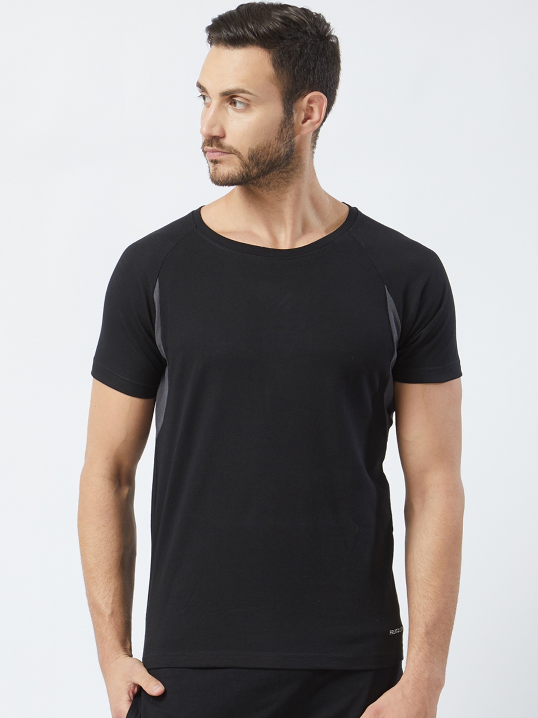 

Fruit of the loom Men Black Solid Round Neck T-shirt