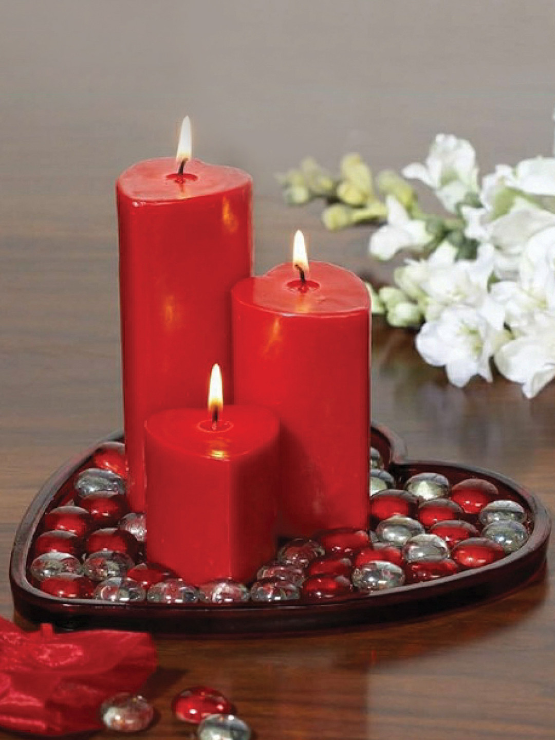 

HOSLEY Set of 3 Red Pillar Candles With Beads & Tray