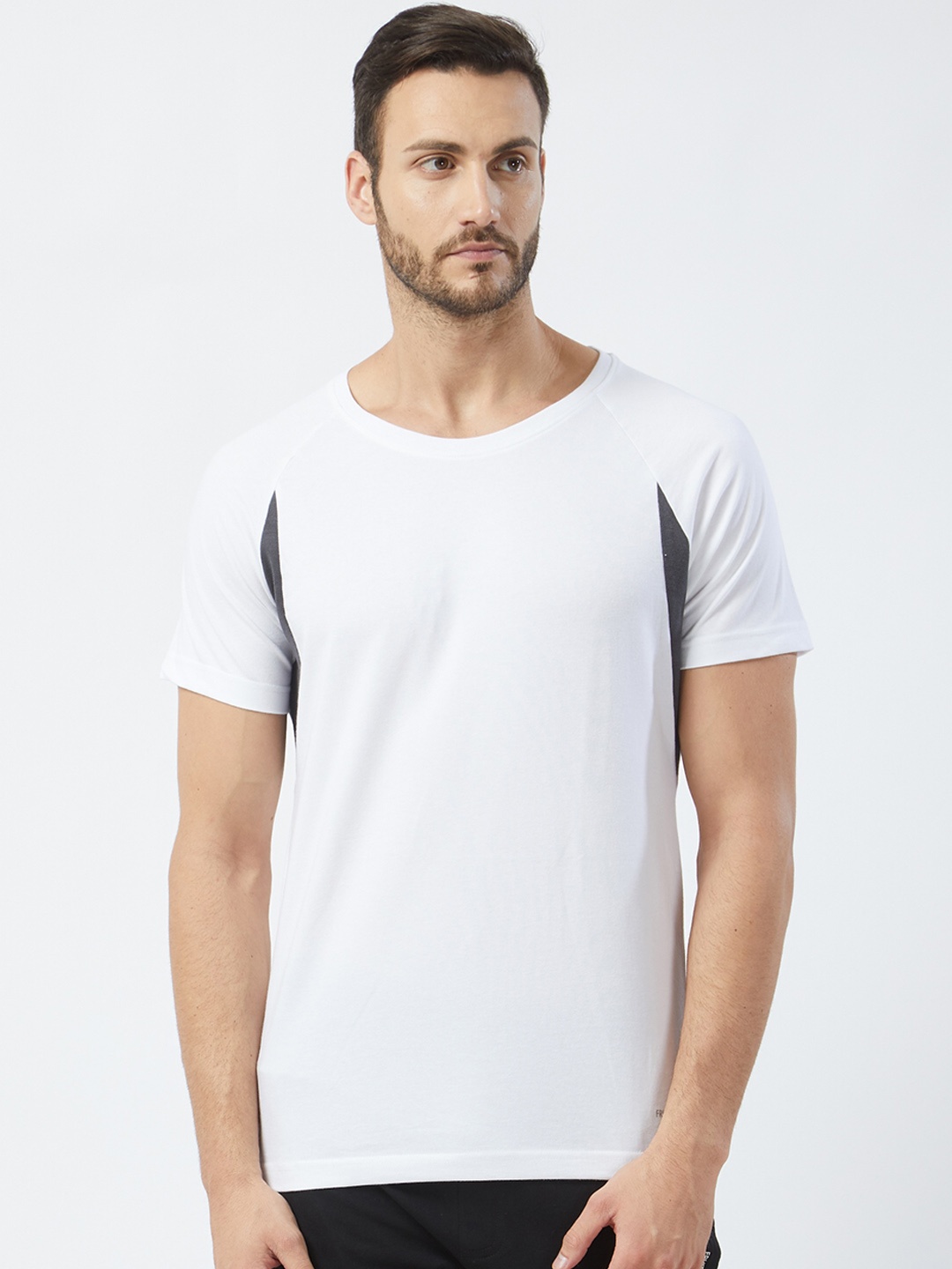 

Fruit of the loom Men White Solid Round Neck T-shirt